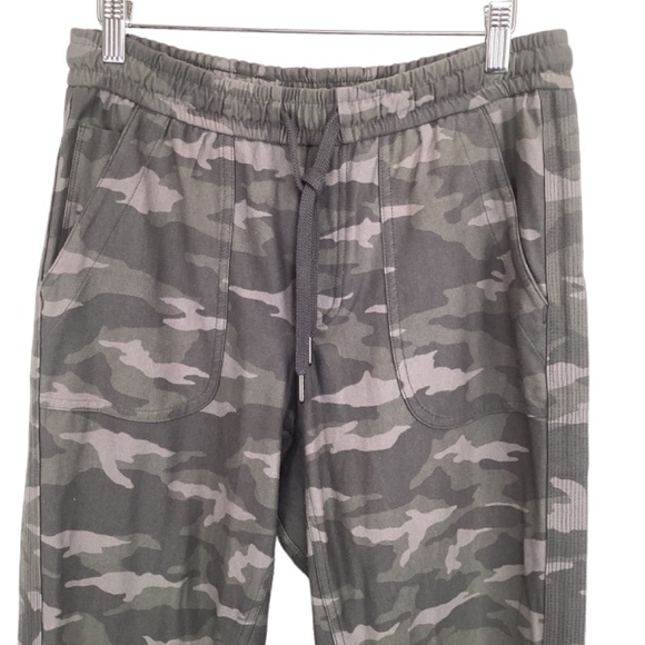 Athleta‎ Camo Farallon Jogger Pants size 6 - Picture 3 of 11
